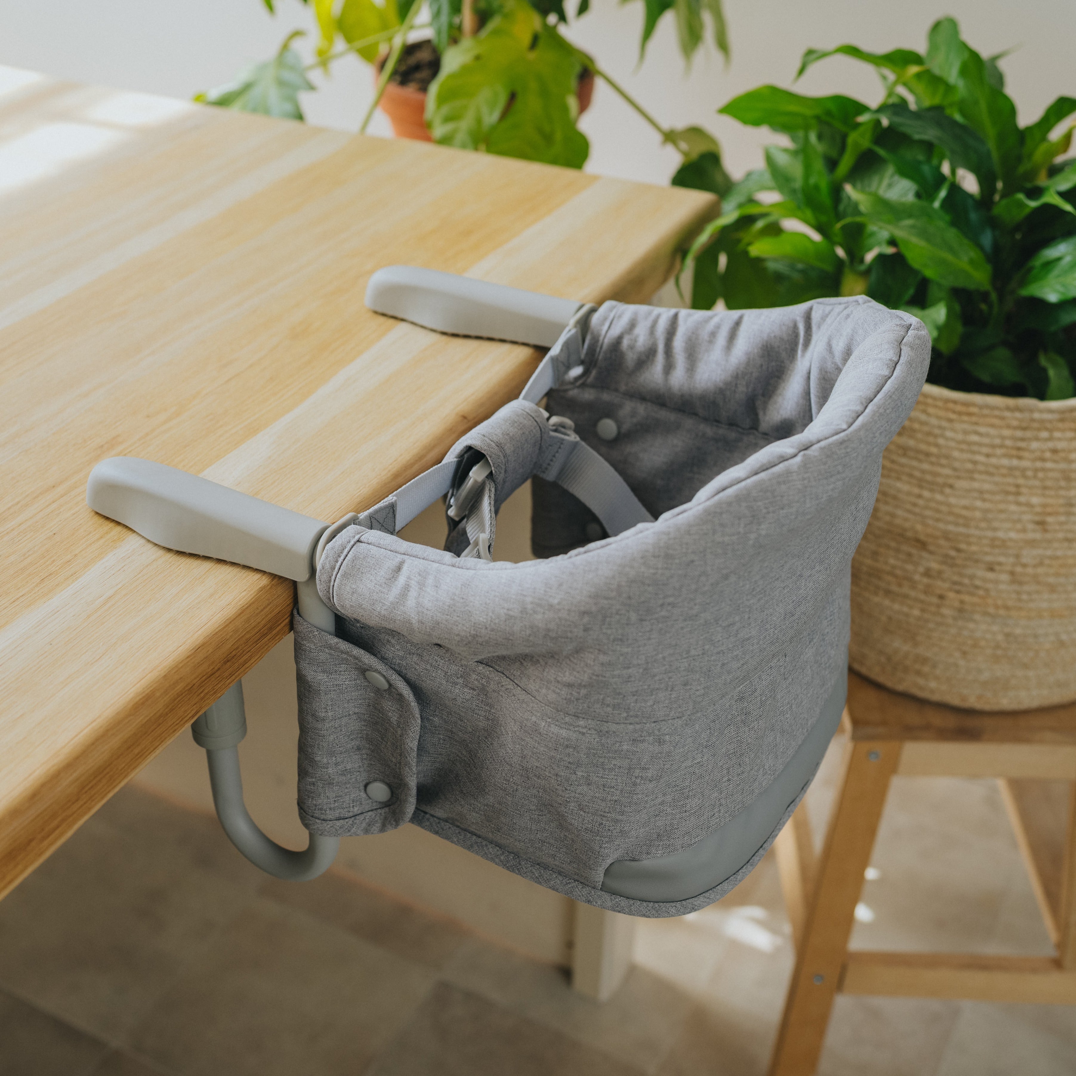 Seggiolone da viaggio Monkey Mum® - grigio - aperto