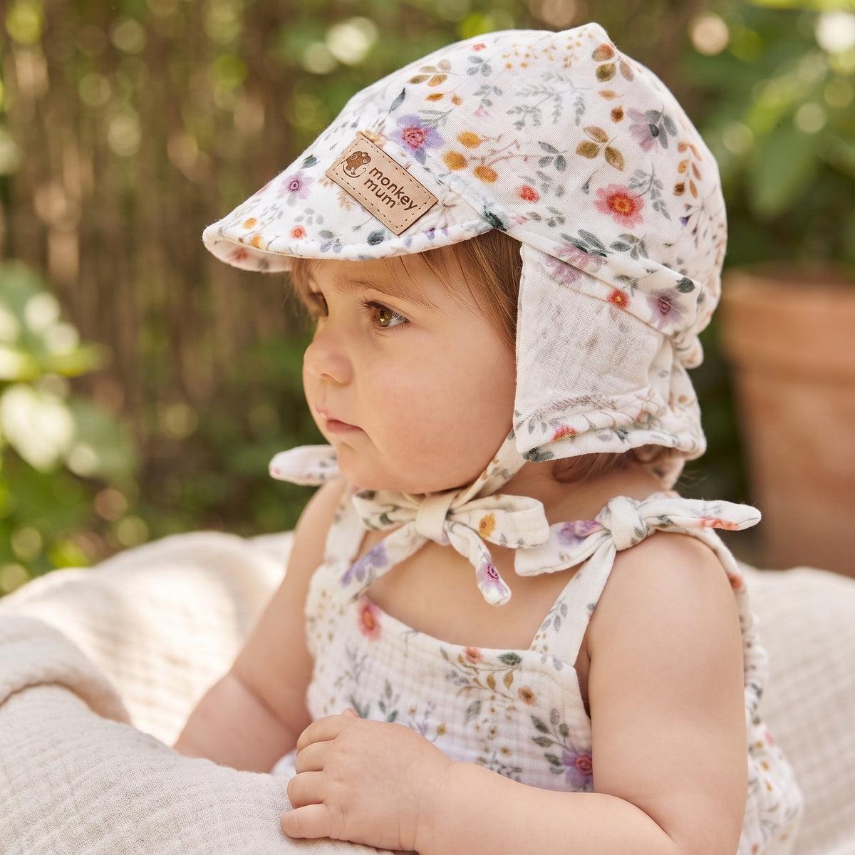 Fascia in mussola con visiera Monkey Mum® - Prato in fiore