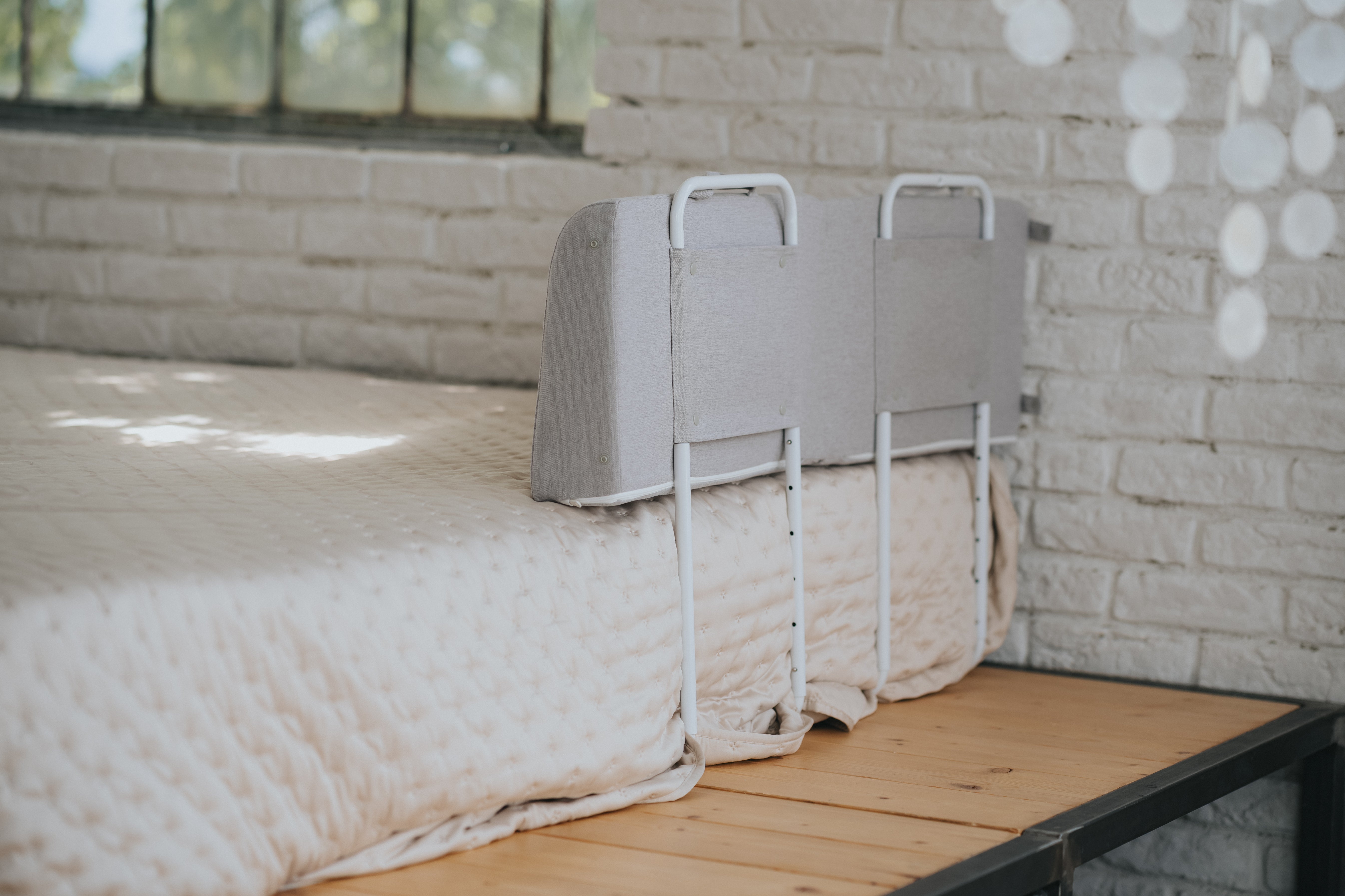 Barriera da letto da viaggio Monkey Mum® - aperta